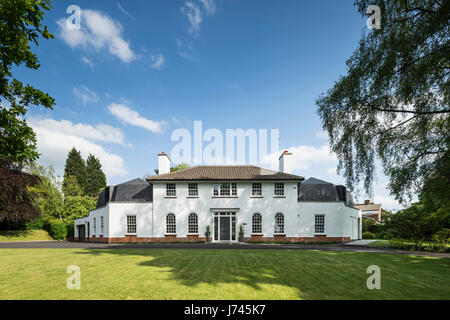 Vorderansicht mit großen, angelegten Garten. Das Fairway, Leicester, Vereinigtes Königreich. Architekt: Daykin Marshall Studio, 2016. Stockfoto