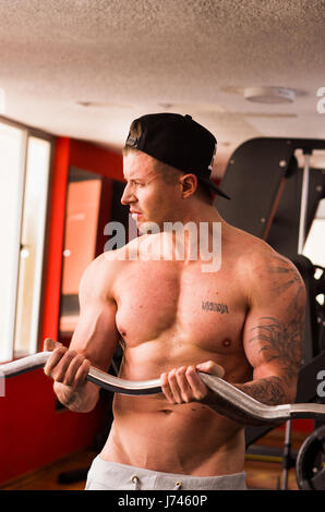 Schöner muskulöser Mann trainieren Sie im Fitness-Studio Stockfoto