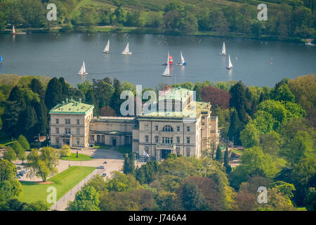 Villa Hügel mit Segelbooten auf dem Baldeneysee, historischer Sitz der Stahlbarone, ehemaligen Firmensitz der Firma Krupp, historische vi Stockfoto