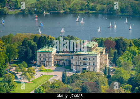 Villa Hügel mit Segelbooten auf dem Baldeneysee, historischer Sitz der Stahlbarone, ehemaligen Firmensitz der Firma Krupp, historische vi Stockfoto