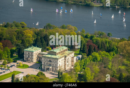 Villa Hügel mit Segelbooten auf dem Baldeneysee, historischer Sitz der Stahlbarone, ehemaligen Firmensitz der Firma Krupp, historische vi Stockfoto