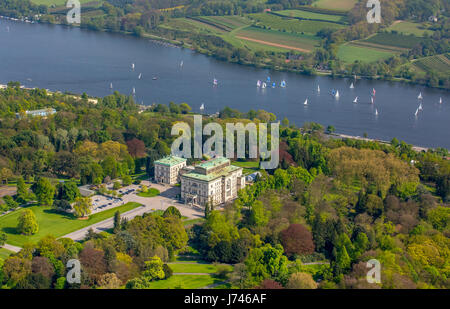 Villa Hügel mit Segelbooten auf dem Baldeneysee, historischer Sitz der Stahlbarone, ehemaligen Firmensitz der Firma Krupp, historische vi Stockfoto