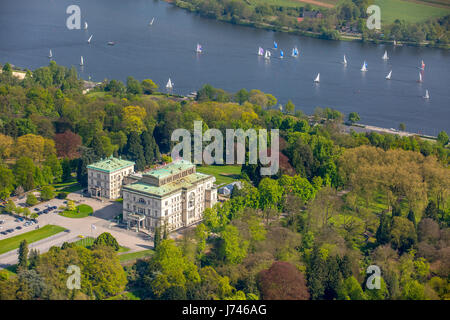 Villa Hügel mit Segelbooten auf dem Baldeneysee, historischer Sitz der Stahlbarone, ehemaligen Firmensitz der Firma Krupp, historische vi Stockfoto