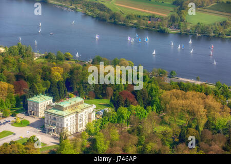 Villa Hügel mit Segelbooten auf dem Baldeneysee, historischer Sitz der Stahlbarone, ehemaligen Firmensitz der Firma Krupp, historische vi Stockfoto