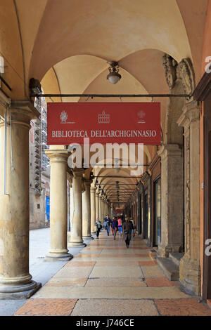 Eintritt in die Biblioteca Archiginnasio, Bibliothek Archiginnasio, Piazza Galvani, Bologna, Emilia-Romagna, Italien, Europa. Stockfoto