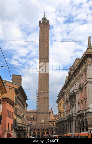 Die zwei Türme, Le due Torri, der Asinelli-Turm auf 97m und der Turm Garisenda an 47m, Piazza di Porta Ravegnana, Bologna, Emilia-Romagna, Italien. Stockfoto