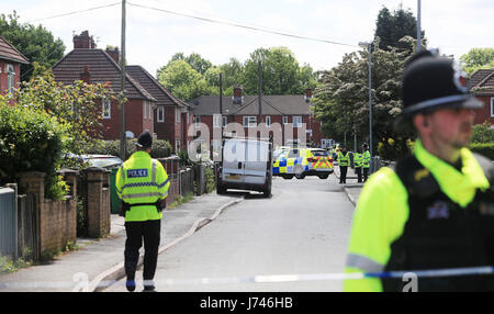 Anzahl Teller PIXELIG durch PA Bild Schreibtisch Polizeitätigkeit in Wilbraham Road, Chorlton, Manchester, Riss nach einer Verhaftung, nachdem ein Selbstmordattentäter 22 Menschen, darunter Kinder, als eine Explosion getötet durch Fans eine Pop-Konzert in der Arena Manchester verlassen. Stockfoto