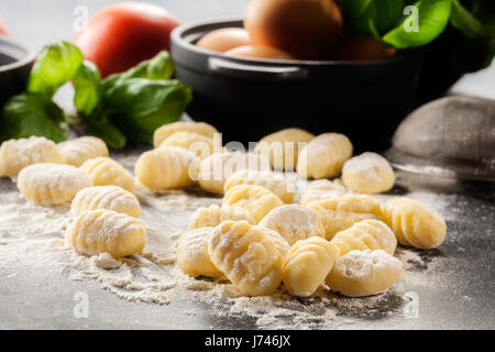 Ungekocht hausgemachte Gnocchi auf schwarze Schneidebrett Stockfoto