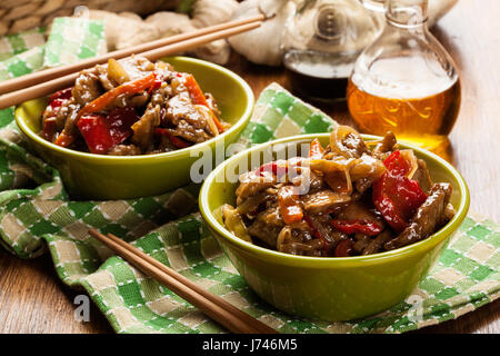 Chinesische klebrige Schweinefleisch Rinderfilet gebraten mit einem süßen und herzhaften Soße mit gekochtem Reis serviert Stockfoto