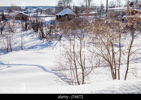 Ländliche Winterlandschaft im Dorf, Perm, Russland Stockfoto