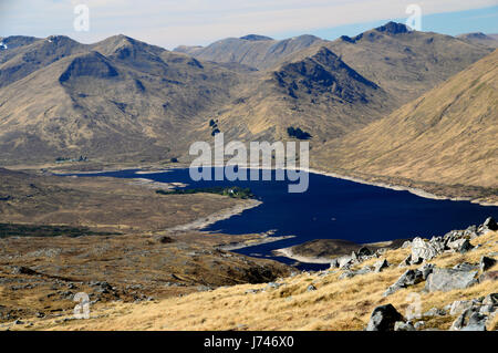 Loch Cluanie suchen westlich vom Gipfel des der schottischen Berge Corbett Beinn Loinne in Glen Shiel, Kintail, N/W schottischen Highlands, Stockfoto