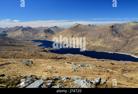 Loch Cluanie suchen westlich vom Gipfel des der schottischen Berge Corbett Beinn Loinne in Glen Shiel, Kintail, N/W schottischen Highlands, Stockfoto