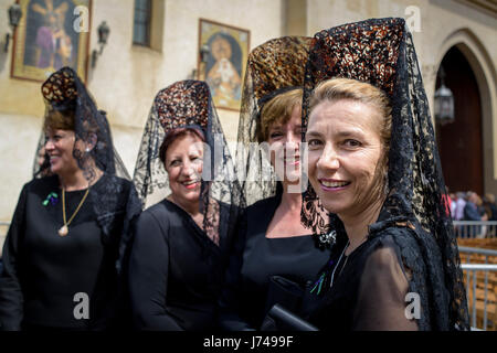 Gruppe von Frauen gekleidet in einer sehr alten Mode Weise mit den traditionellen "Mantilla" und "Peineta". In Sevilla, während der sogenannten "Jueves Santo" oder Stockfoto