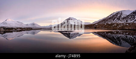 Roten Sonnenuntergang über den Bergen von North Island an einem Wintertag klare Tag. Stockfoto