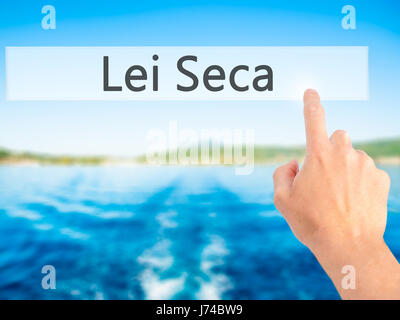 Lei Seca (Verbot Alkoholgesetz n Portugiesisch) - Hand drücken einer Taste auf unscharfen Hintergrund Konzept. Wirtschaft, Technologie, Internet-Konzept. Lager Stockfoto