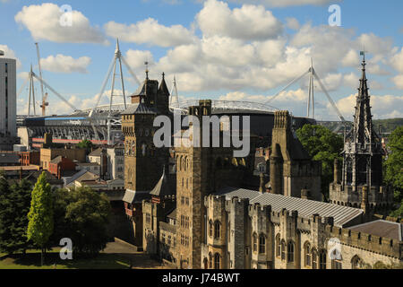 Cardiff Castle und Fürstentum Stadion, formal Millennium Stadium, Cardiff, Wales, UK. Heimat der Welsh Rugby und der Veranstaltungsort für die Champions League. Stockfoto