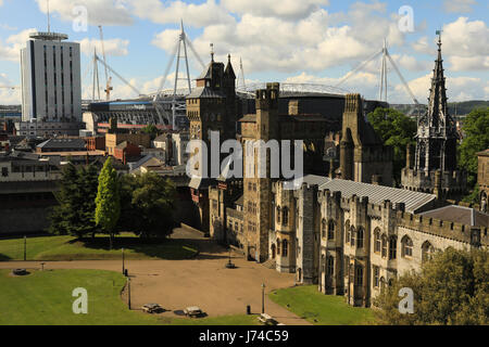 Cardiff Castle und Fürstentum Stadion, formal Millennium Stadium, Cardiff, Wales, UK. Heimat der Welsh Rugby und der Veranstaltungsort für die Champions League. Stockfoto