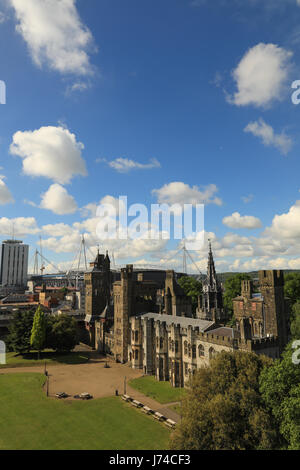 Cardiff Castle und Fürstentum Stadion, formal Millennium Stadium, Cardiff, Wales, UK. Heimat der Welsh Rugby und der Veranstaltungsort für die Champions League. Stockfoto