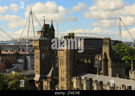 Cardiff Castle und Fürstentum Stadion, formal Millennium Stadium, Cardiff, Wales, UK. Heimat der Welsh Rugby und der Veranstaltungsort für die Champions League. Stockfoto