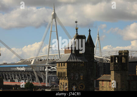 Cardiff Castle und Fürstentum Stadion, formal Millennium Stadium, Cardiff, Wales, UK. Heimat der Welsh Rugby und der Veranstaltungsort für die Champions League. Stockfoto