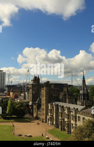 Cardiff Castle und Fürstentum Stadion, formal Millennium Stadium, Cardiff, Wales, UK. Heimat der Welsh Rugby und der Veranstaltungsort für die Champions League. Stockfoto