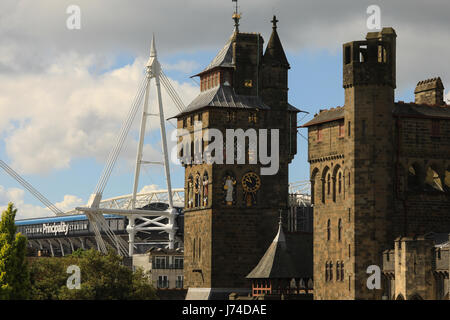 Cardiff Castle und Fürstentum Stadion, formal Millennium Stadium, Cardiff, Wales, UK. Heimat der Welsh Rugby und der Veranstaltungsort für die Champions League. Stockfoto