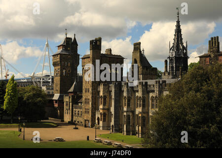 Cardiff Castle und Fürstentum Stadion, formal Millennium Stadium, Cardiff, Wales, UK. Heimat der Welsh Rugby und der Veranstaltungsort für die Champions League. Stockfoto