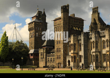 Cardiff Castle und Fürstentum Stadion, formal Millennium Stadium, Cardiff, Wales, UK. Heimat der Welsh Rugby und der Veranstaltungsort für die Champions League. Stockfoto