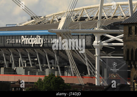 Cardiff Castle und Fürstentum Stadion, formal Millennium Stadium, Cardiff, Wales, UK. Heimat der Welsh Rugby und der Veranstaltungsort für die Champions League. Stockfoto