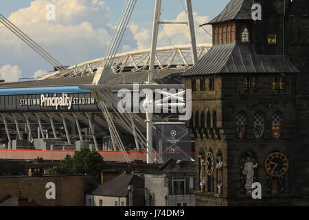 Cardiff Castle und Fürstentum Stadion, formal Millennium Stadium, Cardiff, Wales, UK. Heimat der Welsh Rugby und der Veranstaltungsort für die Champions League. Stockfoto