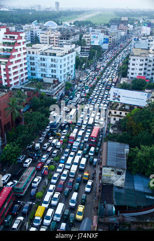 Dichtem Verkehr verstopft die VIP-Straße am Farmgate in Dhaka City, Bangladesch. Stockfoto