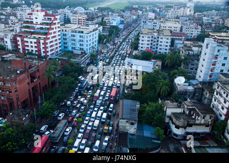 Dichtem Verkehr verstopft die VIP-Straße am Farmgate in Dhaka City, Bangladesch. Stockfoto