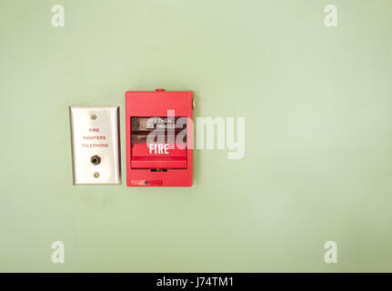 Feuer brechen Glas Feueralarm in der Alarm auf grüne Wand. Stockfoto