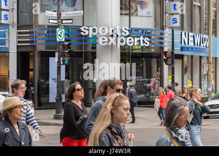 Montreal, CA - 21. Mai 2017: Sports Experts ist ein Sportgeschäft in Sainte-Catherine Street Stockfoto