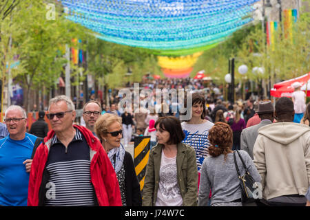 Montreal, CA - 21. Mai 2017: Rainbow Kugeln Kunst Installation "18 Farben von Gay" an der Saint Catherine Street im gay Village Stockfoto