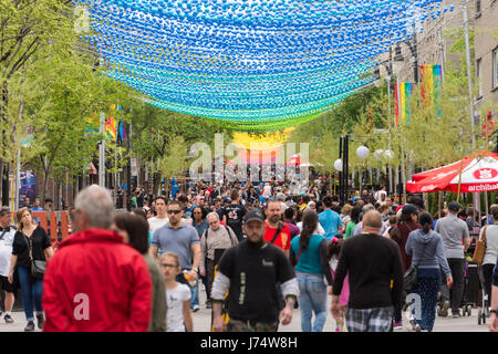 Montreal, CA - 21. Mai 2017: Rainbow Kugeln Kunst Installation "18 Farben von Gay" an der Saint Catherine Street im gay Village Stockfoto