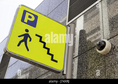 Zeichen einer Leiter eines Parkplatzes, Detail eines Signals Informationen für Fußgänger Stockfoto