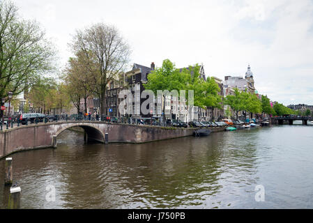 AMSTERDAM, Niederlande - 15. Mai 2017: Die Stadt an einem bewölkten Frühlingstag Stockfoto