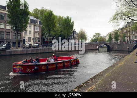 AMSTERDAM, Niederlande - 15. Mai 2017: Die Stadt an einem bewölkten Frühlingstag Stockfoto