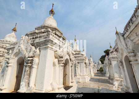 Einige der 729 Stupas bekannt als größte Buch der Welt die Kuthodaw Pagode in Mandalay, Myanmar (Burma). Stockfoto