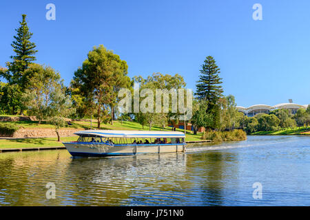 Adelaide, Australien - 14. April 2017: Kultige Pop-Eye Boot mit Leuten an Bord reisen stromaufwärts Torrens River in Adelaide CBD an einem hellen Tag Stockfoto