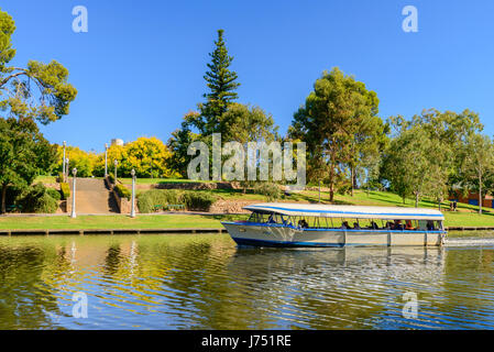 Adelaide, Australien - 14. April 2017: Kultige Pop-Eye Boot mit Leuten an Bord reisen stromaufwärts Torrens River in Adelaide CBD an einem hellen Tag Stockfoto