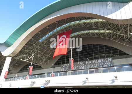 ISTANBUL, Türkei - 20. Mai 2016: Äußere des Sabiha Gökcen International Airport (SAW) in Istanbul, Türkei. Mehr als 32 Millionen Touristen besuchen Tu Stockfoto