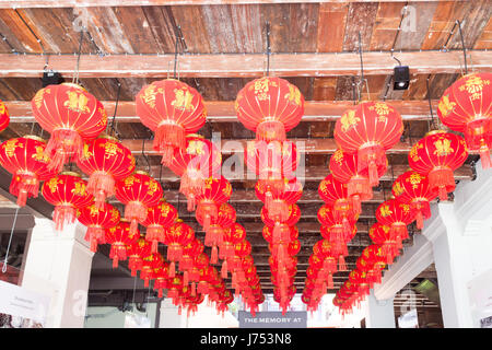 Hängenden roten Lampions an die Erinnerung an ein "" ein Hotel, alte Stadt Phuket, Thailand Stockfoto