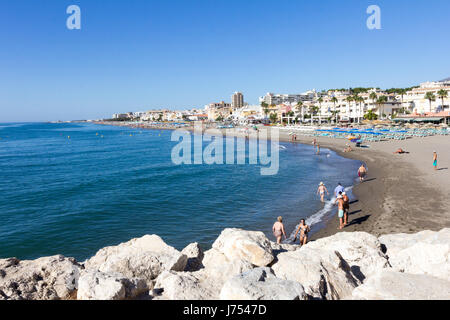 Carihuela Strand, Torremolinos, Spanien an einem sonnigen Tag Stockfoto