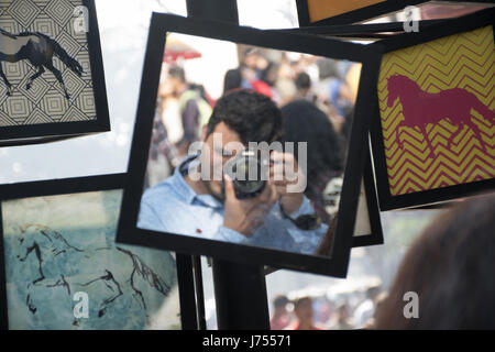 Des Fotografen Reflexion im Spiegel Stockfoto