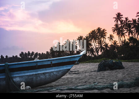 Angelboote/Fischerboote auf Kahandamodara nur außerhalb Tangalle, Sri Lanka, bei Sonnenuntergang. Stockfoto