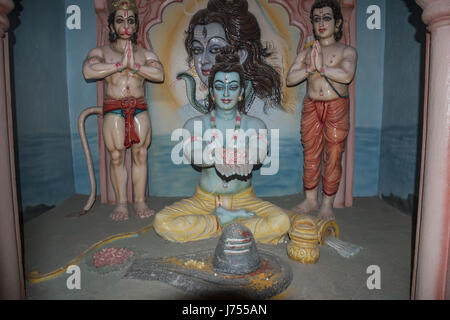 Statue von Lord Shiva Puja Shivling mit Herrn Ram und Hanuman zu tun Stockfoto