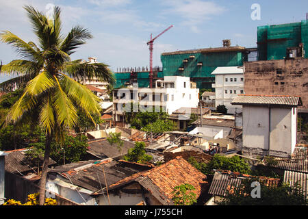 Auf der Dachterrasse Blick auf ein Viertel in der Stadt Colombo in der Konstruktion. Stockfoto