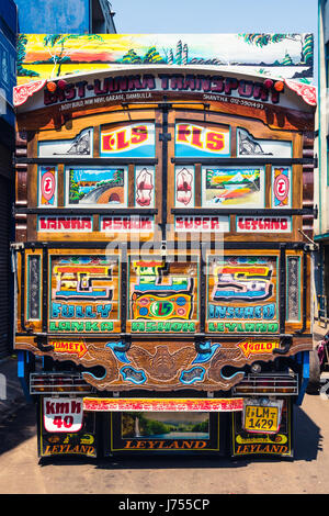 Bunt geschmückten LKWs wie dieser Leyland sind häufig in Sri Lanka. Stockfoto